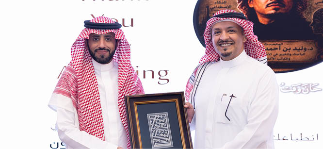 إطار خشبي بني داكن مع تفاصيل ذهبية محاطة بخلفية سوداء. Description generated by AI